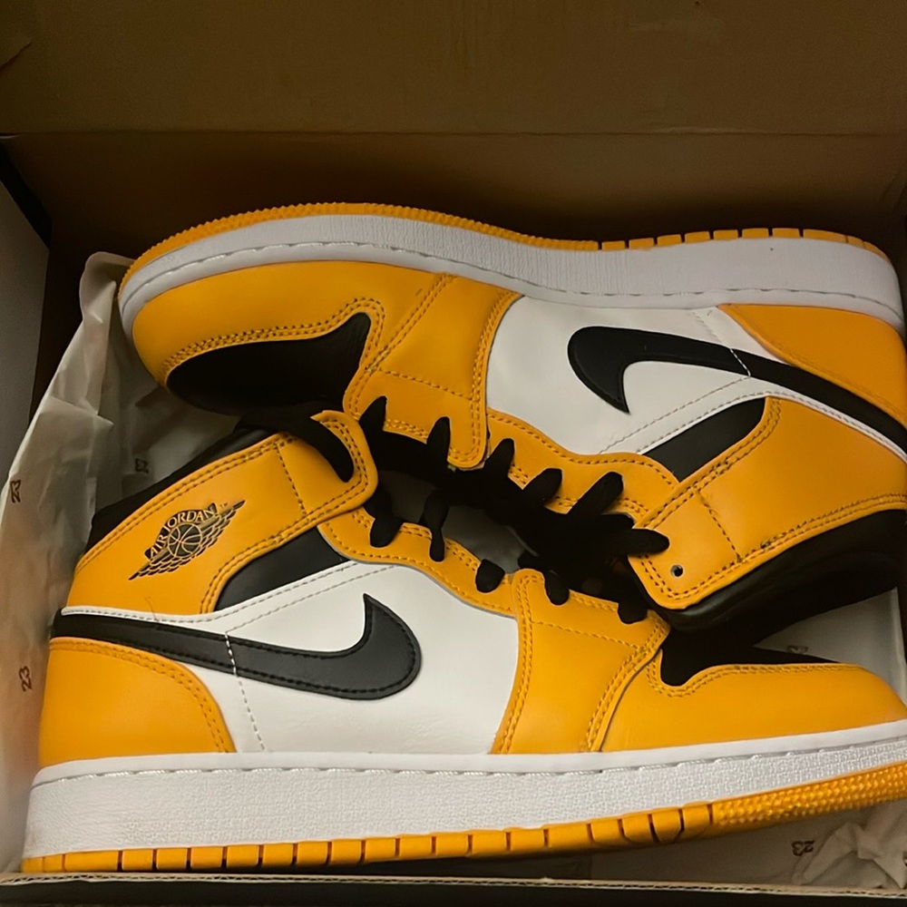 Black and yellow size 7Y (8 1/2  Women)